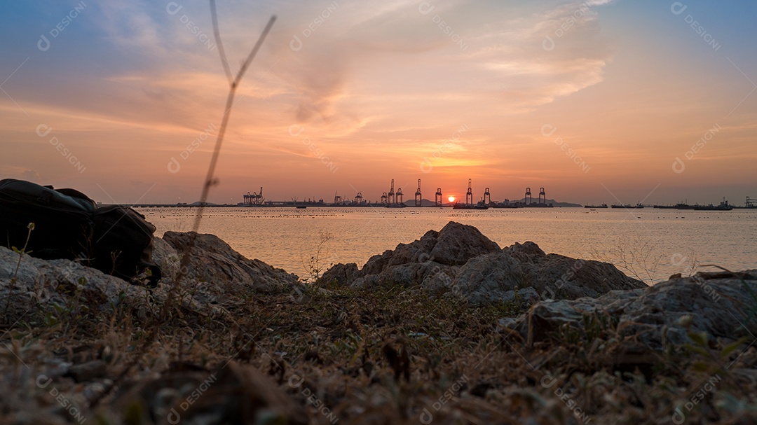 Vista da paisagem do pôr do sol no guindaste de carga.