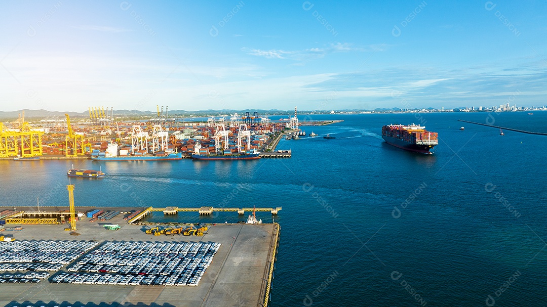 Guindaste carregando contêiner de carga para navio marítimo de contêineres.