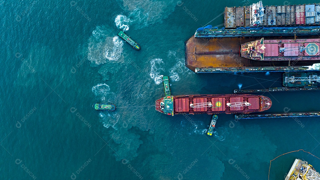Rebocador arrasta o navio de carga do serviço de manutenção do conceito de doca seca