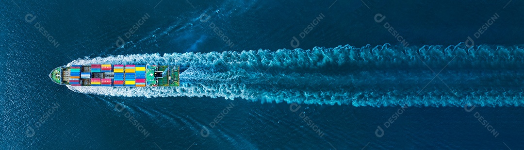 popa do navio porta-contentores de carga no oceano conceito de mar logístico