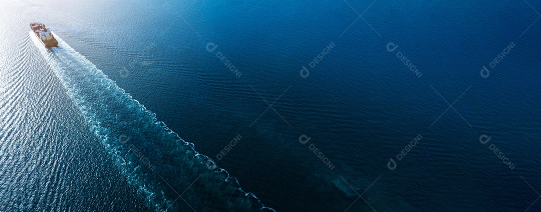 popa do navio porta-contentores de carga no oceano conceito de mar logístico