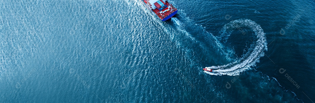 O barco piloto vira atrás da popa do navio contentor de carga do navio