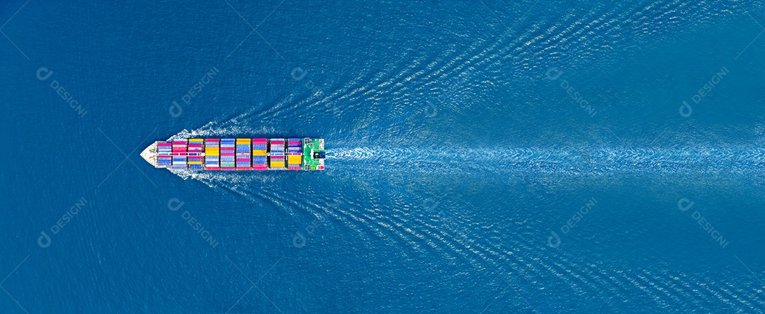 Vista aérea de cima do navio marítimo de carga com contrail na oceano