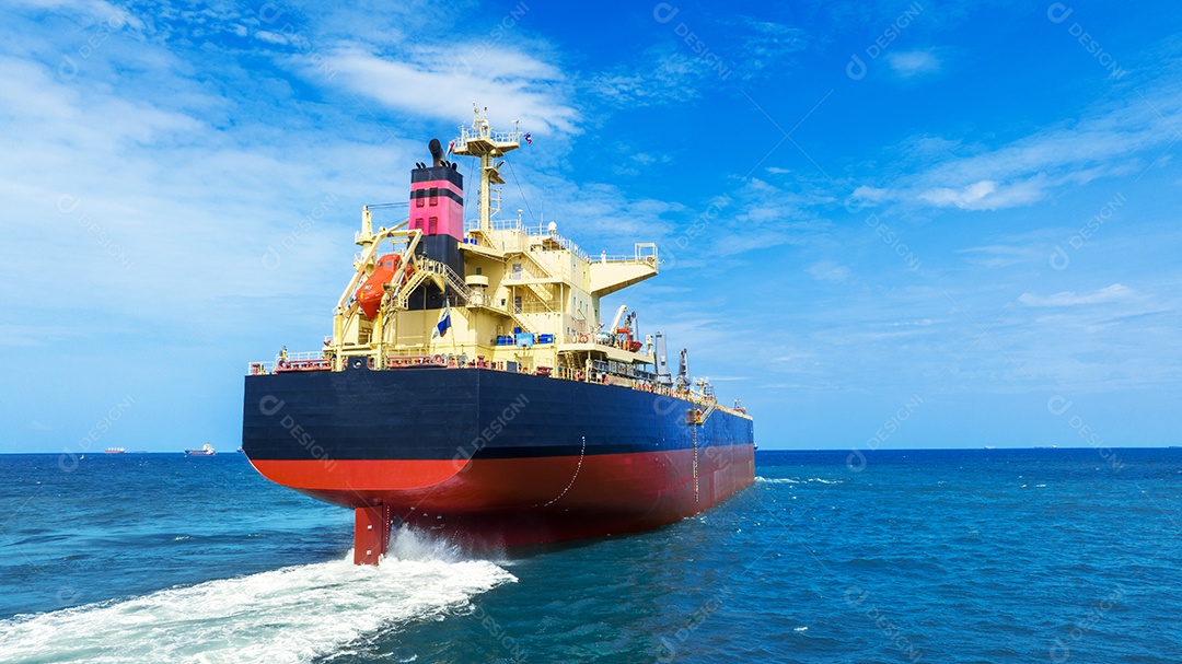 Hélice de grande navio girando poder de trabalho e respingos de água