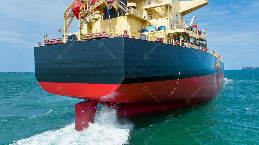 Hélice de grande navio girando poder de trabalho e respingos de água