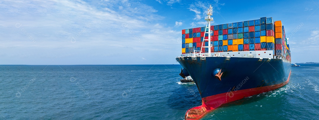 popa do navio porta-contentores de carga no oceano conceito de mar logístico