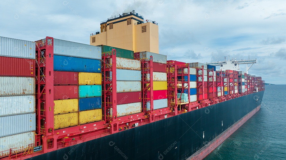 Vista lateral da caixa de contêiner de exportação de importação de grande navio de carga
