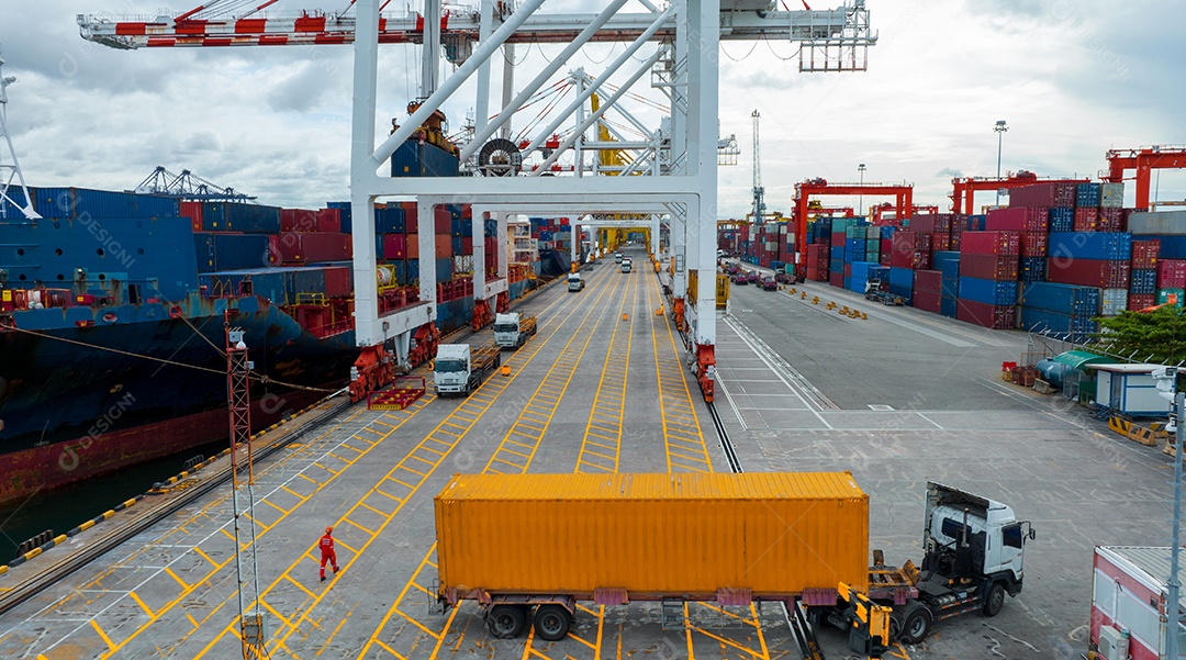 Caminhão de contêiner de carga sob grande guindaste de carga Importar tanque de carga de navio para caminhão em frete marítimo internacional ou porto de estaleiro. Envio no porto do terminal personalizado