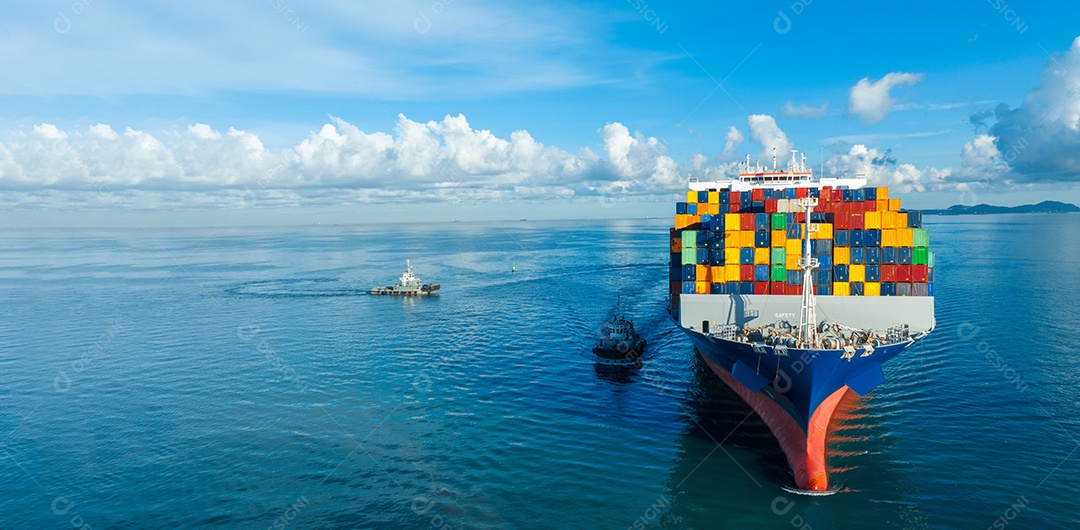 Vista frontal contentor navio de carga importação exportação caixa de contêiner no mar oceano no céu azul conceito de terra de fundo transporte logística e serviço ao cliente e mudança de fornecimento Transitário