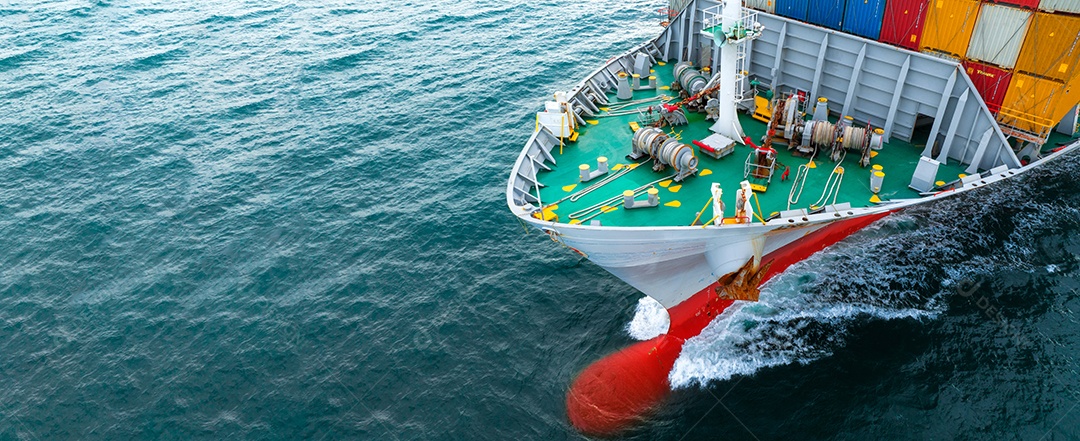 na frente do navio de contêineres de carga grande nariz de proa, nariz do navio de carga do navio. Feche a vista frontal do Navio de Carga no serviço de transporte marítimo azul