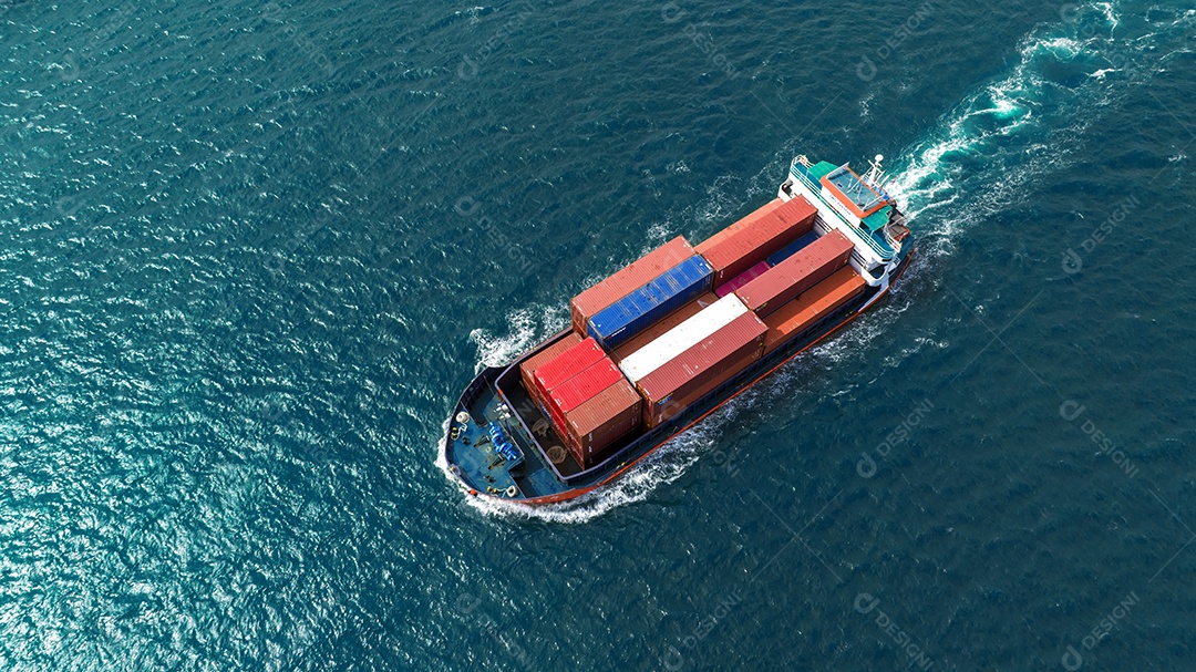 Barco expresso de barco de carga transportando contêiner e correndo para mercadorias de exportação do porto de pátio de carga para transporte de tecnologia de conceito oceânico personalizado, desembaraço aduaneiro. frete de vista aérea superior