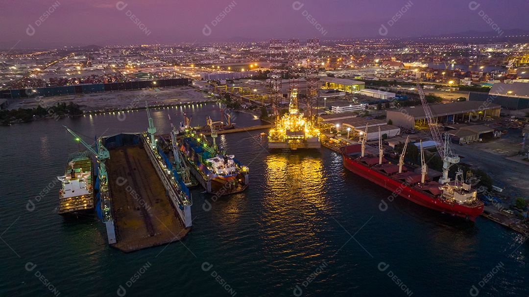 Estaleiro de doca seca ou doca flutuante à noite para reparo e manutenção de serviço de navio porta-contentores de carga trabalhando no mar. Conceito de navio de carga de seguro e manutenção. Seguro de manutenção do serviço de agenciamento de cargas