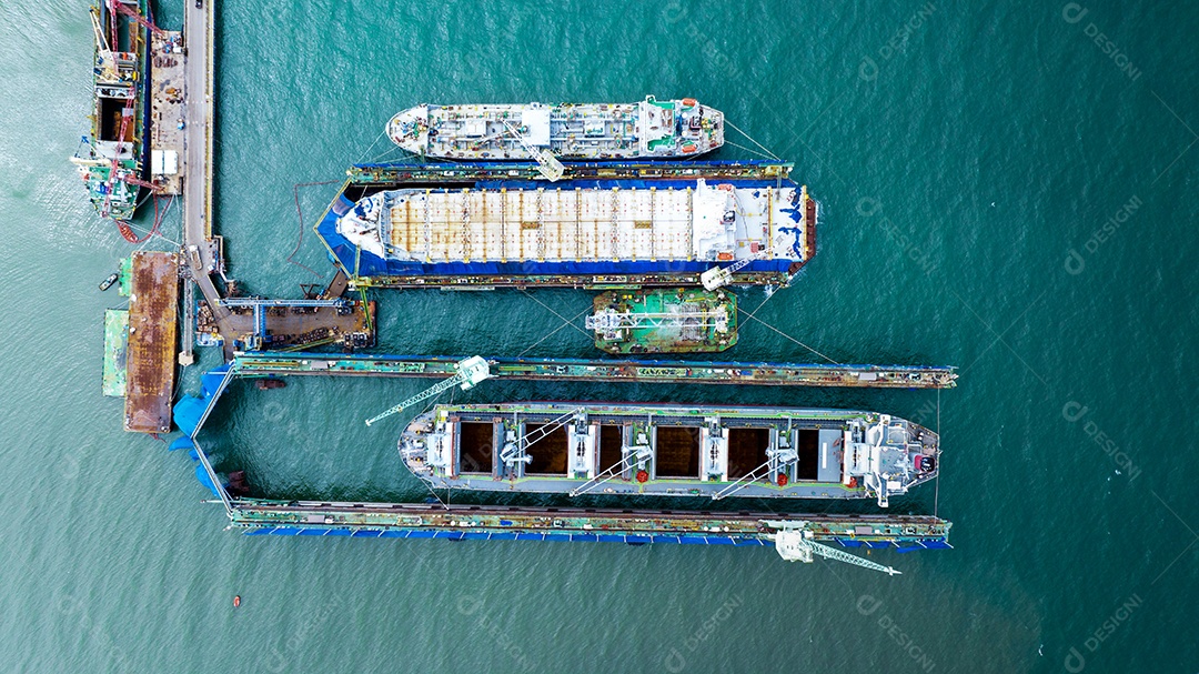 navio porta-contentores de carga no serviço de manutenção do conceito de doca seca