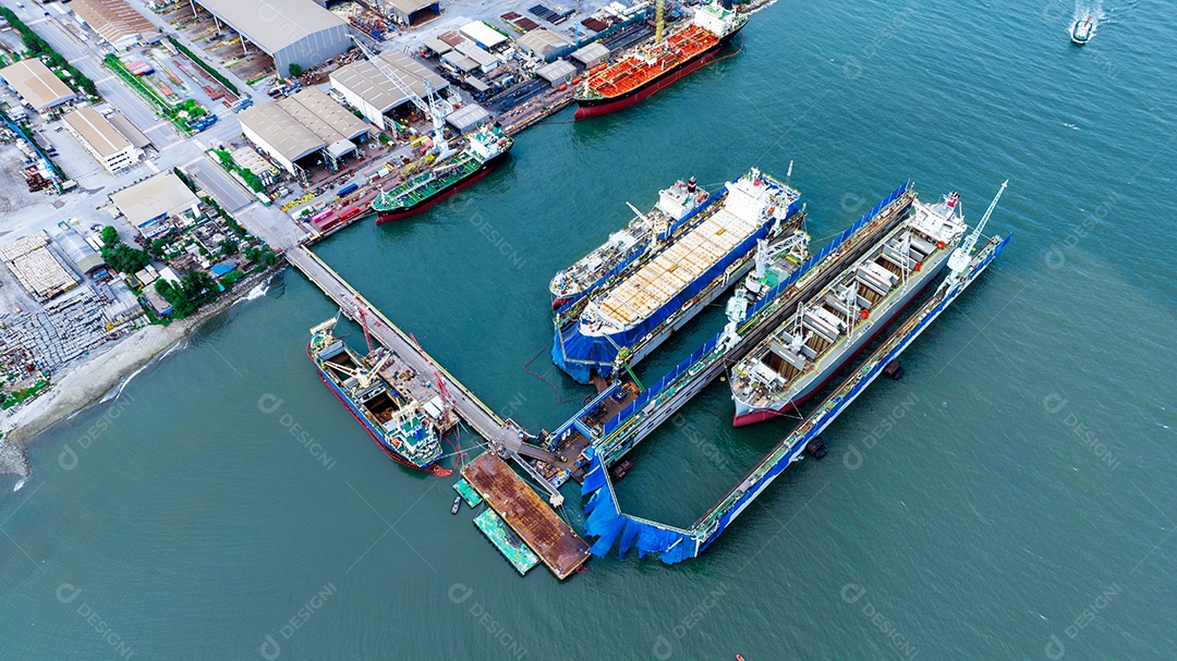 navio porta-contentores de carga no serviço de manutenção do conceito de doca seca