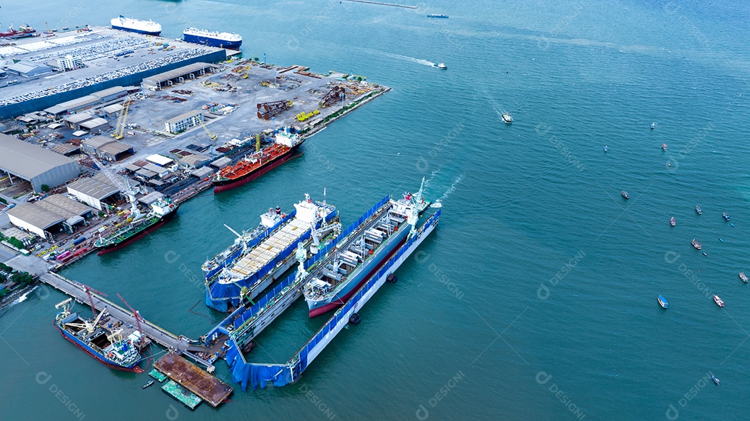 navio porta-contentores de carga no serviço de manutenção do conceito de doca seca