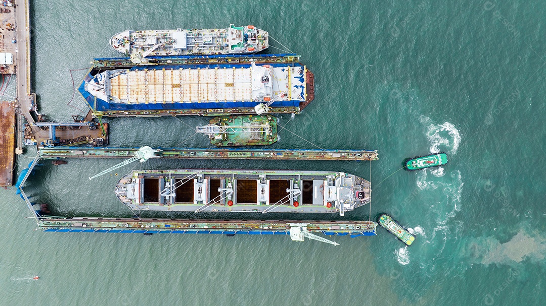 navio porta-contentores de carga no serviço de manutenção do conceito de doca seca