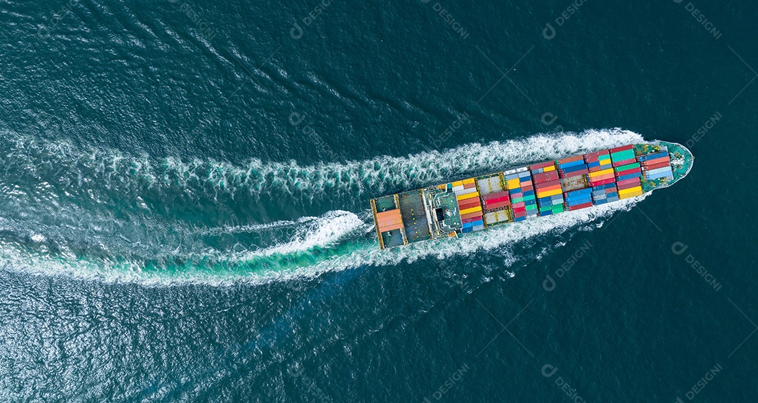 popa do navio porta-contentores de carga no oceano conceito de mar logístico