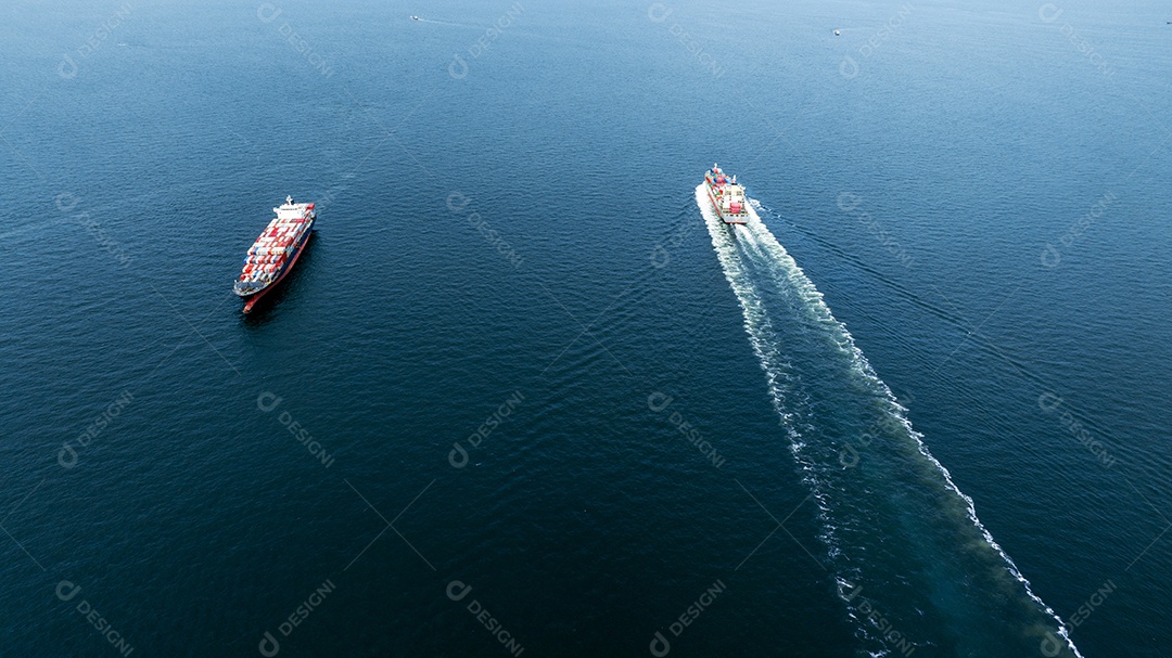 vista superior do navio porta-contentores de carga transportando contêiner e correndo para mercadorias de exportação do porto de pátio de carga para outro conceito oceânico navio de transporte de mercadorias logística transporte conceito de serviço co