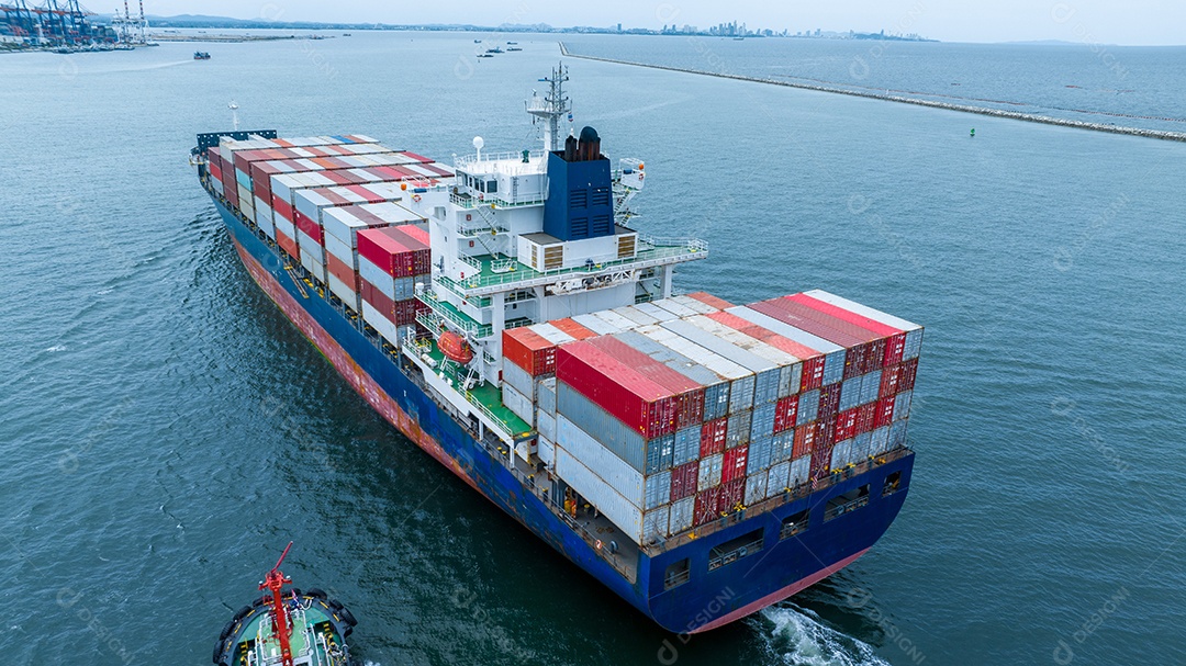 popa do navio porta-contentores no oceano mar conceito transporte logístico exportação para serviço de logística de encaminhamento aduaneiro. Contêiner em navio a granel