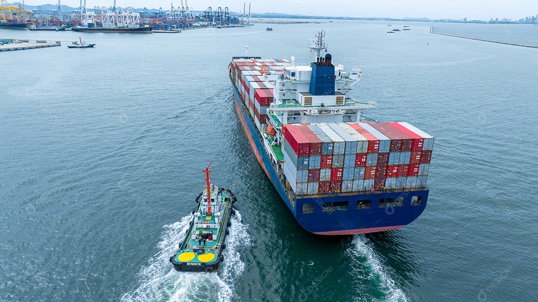 popa do navio porta-contentores no oceano mar conceito transporte logístico exportação para serviço de logística de encaminhamento aduaneiro. Contêiner em navio a granel