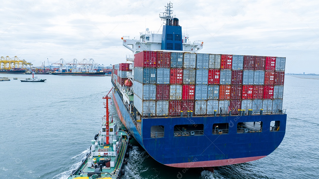 popa do navio porta-contentores no oceano mar conceito transporte logístico exportação para serviço de logística de encaminhamento aduaneiro. Contêiner em navio a granel