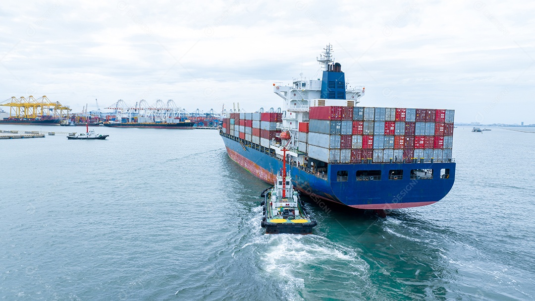 popa do navio porta-contentores no oceano mar conceito transporte logístico exportação para serviço de logística de encaminhamento aduaneiro. Contêiner em navio a granel