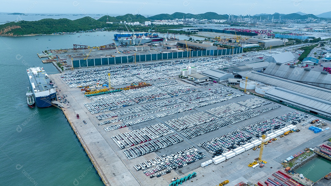 Muitos carros novos executando o navio de carga, para carros de transporte de exportação de importação por navio de serviço de encaminhamento de frete, transporte de revendedor de transporte logístico Terminal em Yokohama