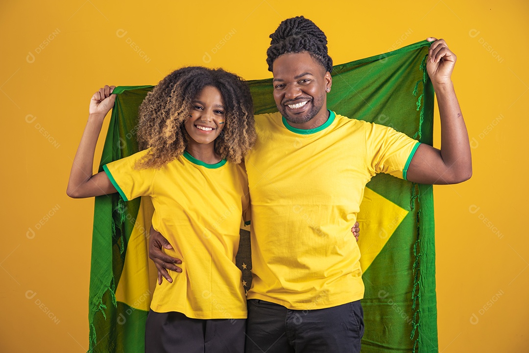 Casal afro-brasileiro segurando a bandeira do Brasil