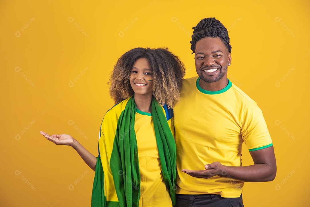Casal afro-brasileiro segurando a bandeira do Brasil