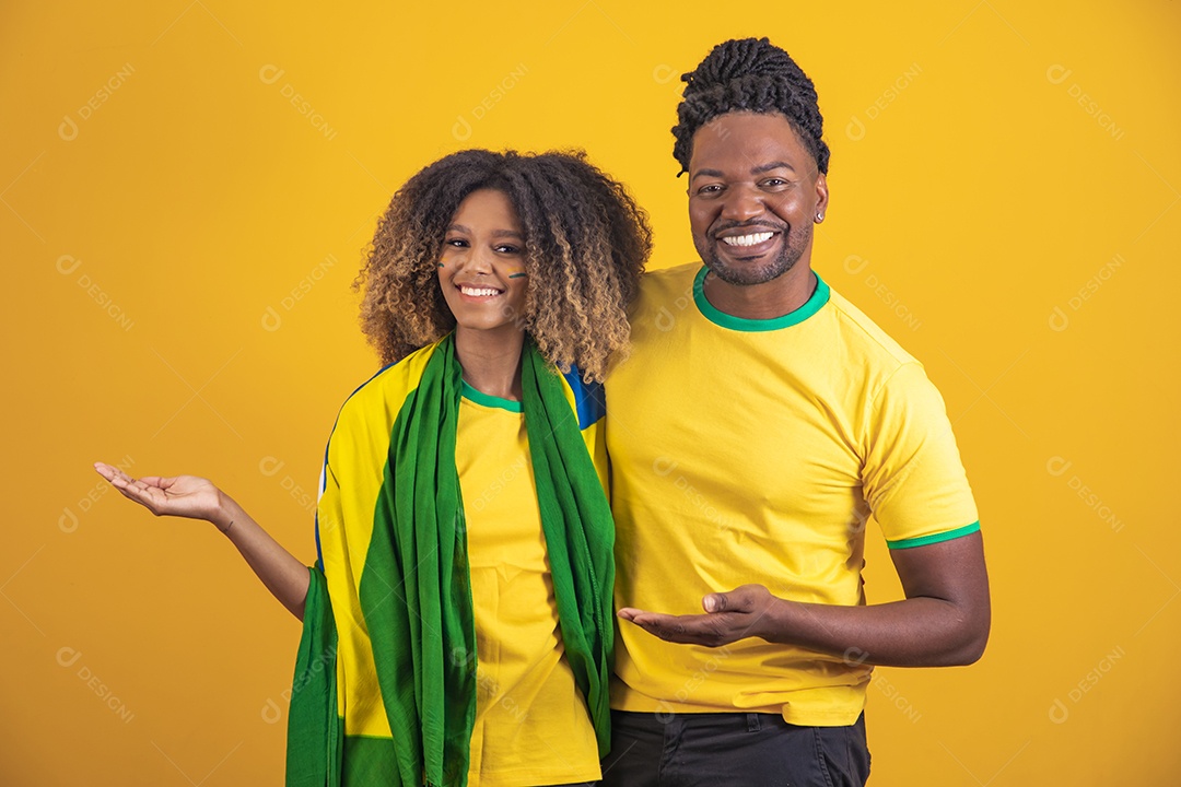 Casal afro-brasileiro segurando a bandeira do Brasil