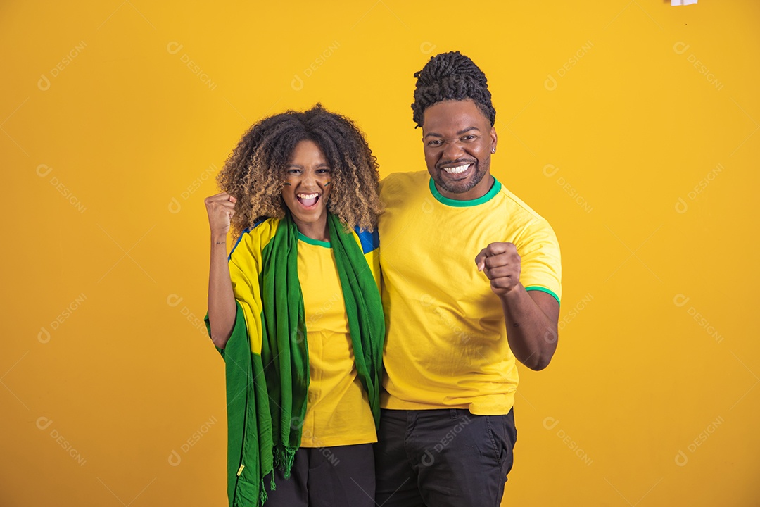 Casal afro-brasileiro segurando a bandeira do Brasil