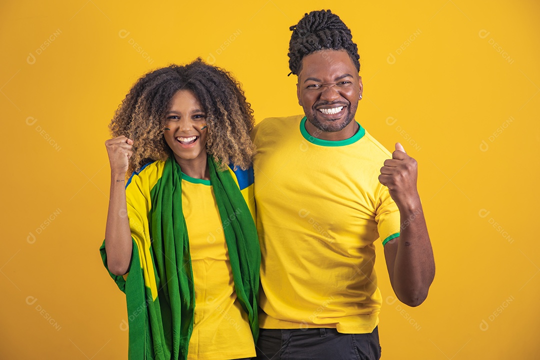 Casal afro-brasileiro segurando a bandeira do Brasil