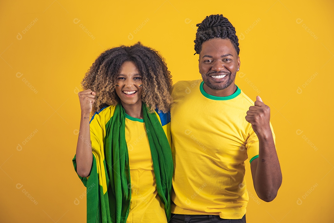 Casal afro-brasileiro segurando a bandeira do Brasil