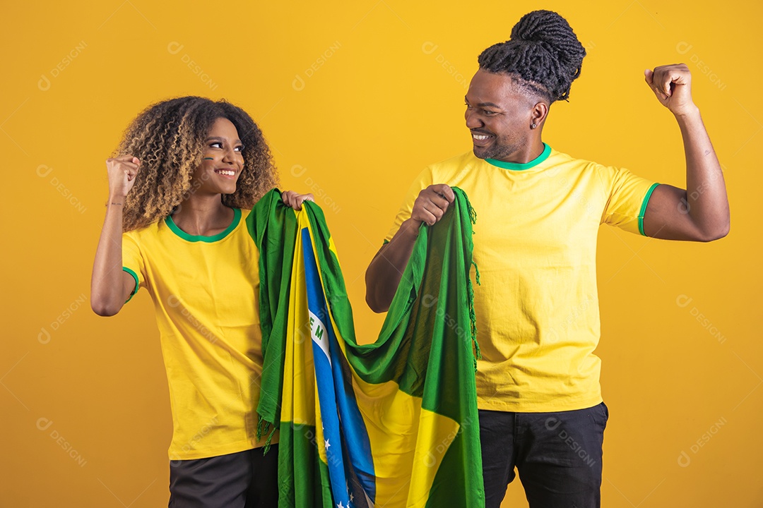 Casal afro-brasileiro segurando a bandeira do Brasil