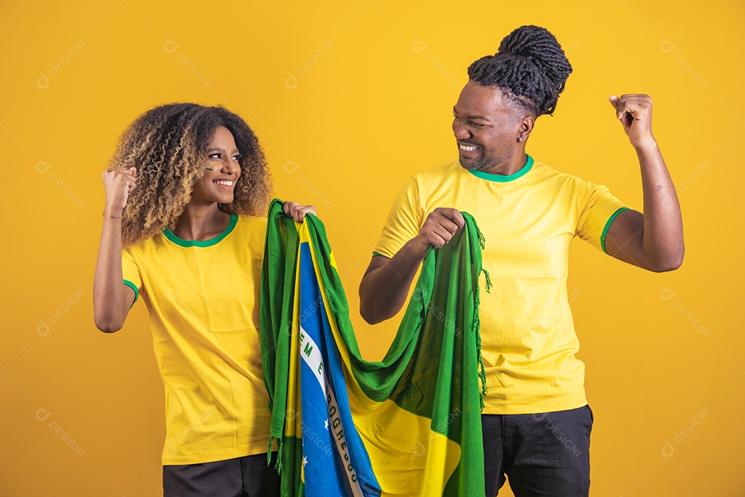 Casal afro-brasileiro segurando a bandeira do Brasil