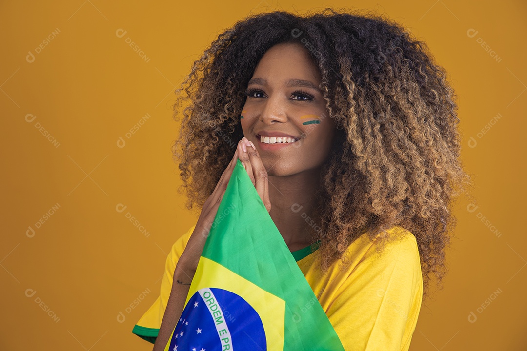 Mulher afro-brasileira segurando a bandeira do Brasil