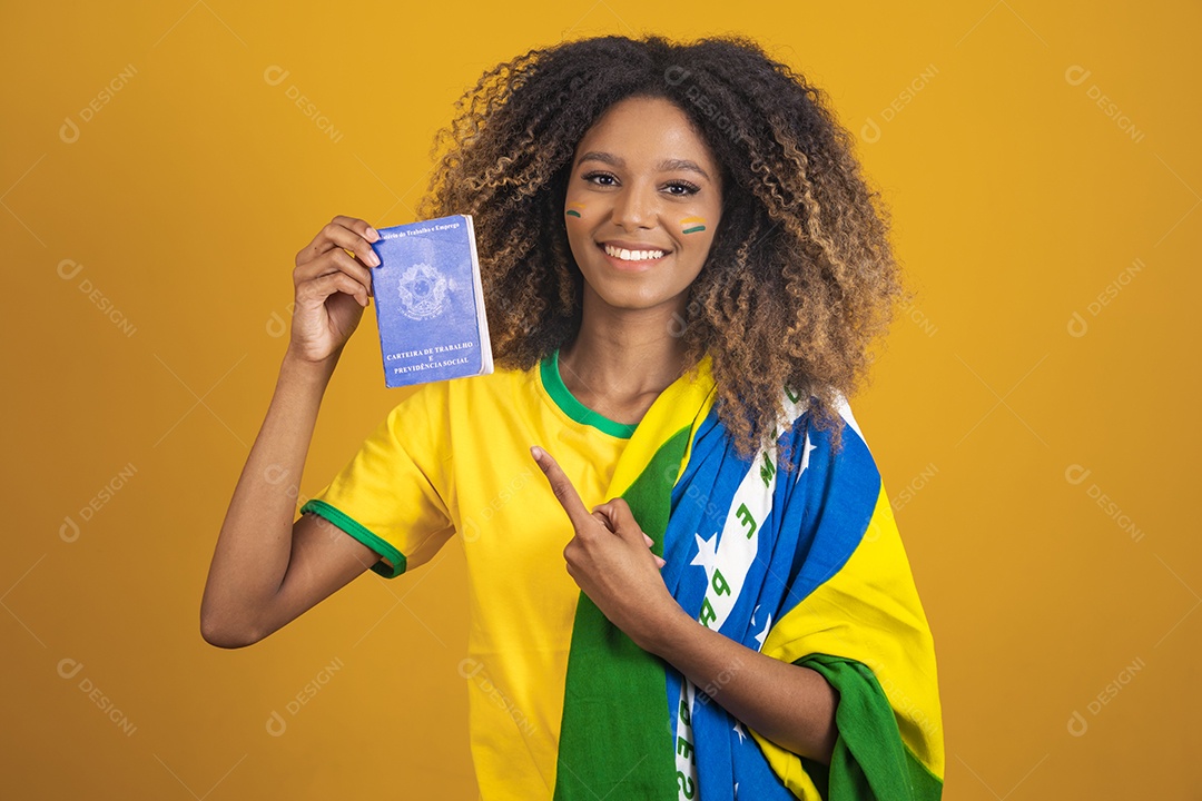 Mulher afro-brasileira vestindo camiseta do Brasil segurando uma carteira de trabalho