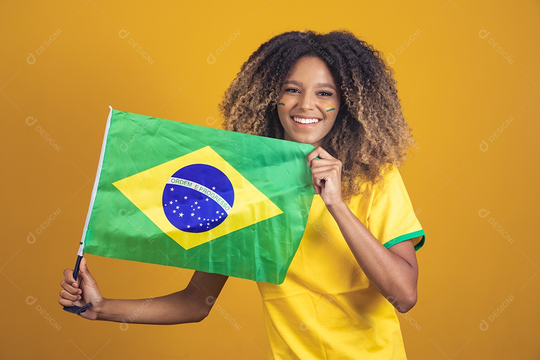 Mulher afro-brasileira segurando a bandeira do Brasil