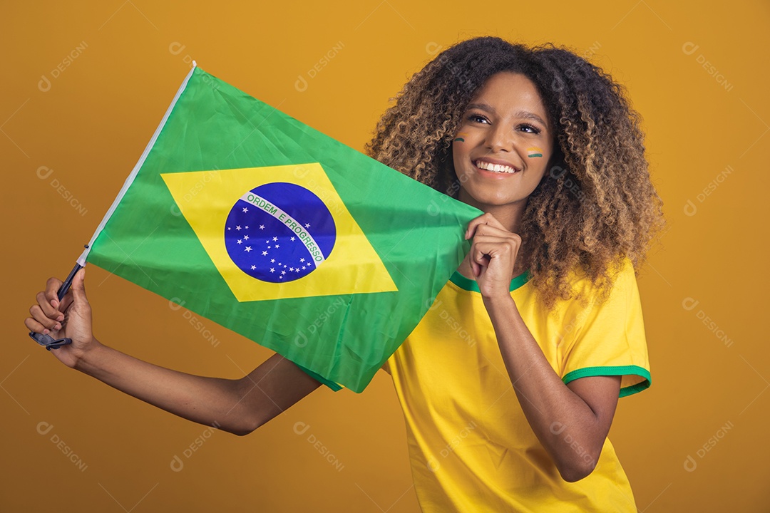 Mulher afro-brasileira segurando a bandeira do Brasil
