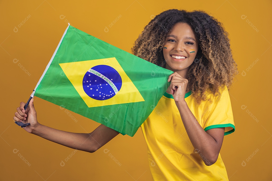 Mulher afro-brasileira segurando a bandeira do Brasil