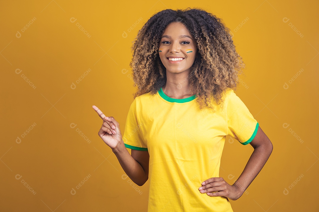 Mulher afro-brasileira vestindo camiseta do Brasil
