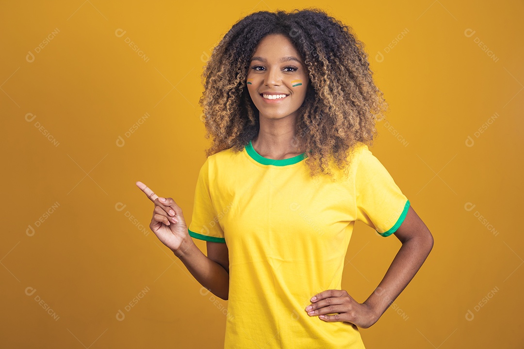 Mulher afro-brasileira vestindo camiseta do Brasil