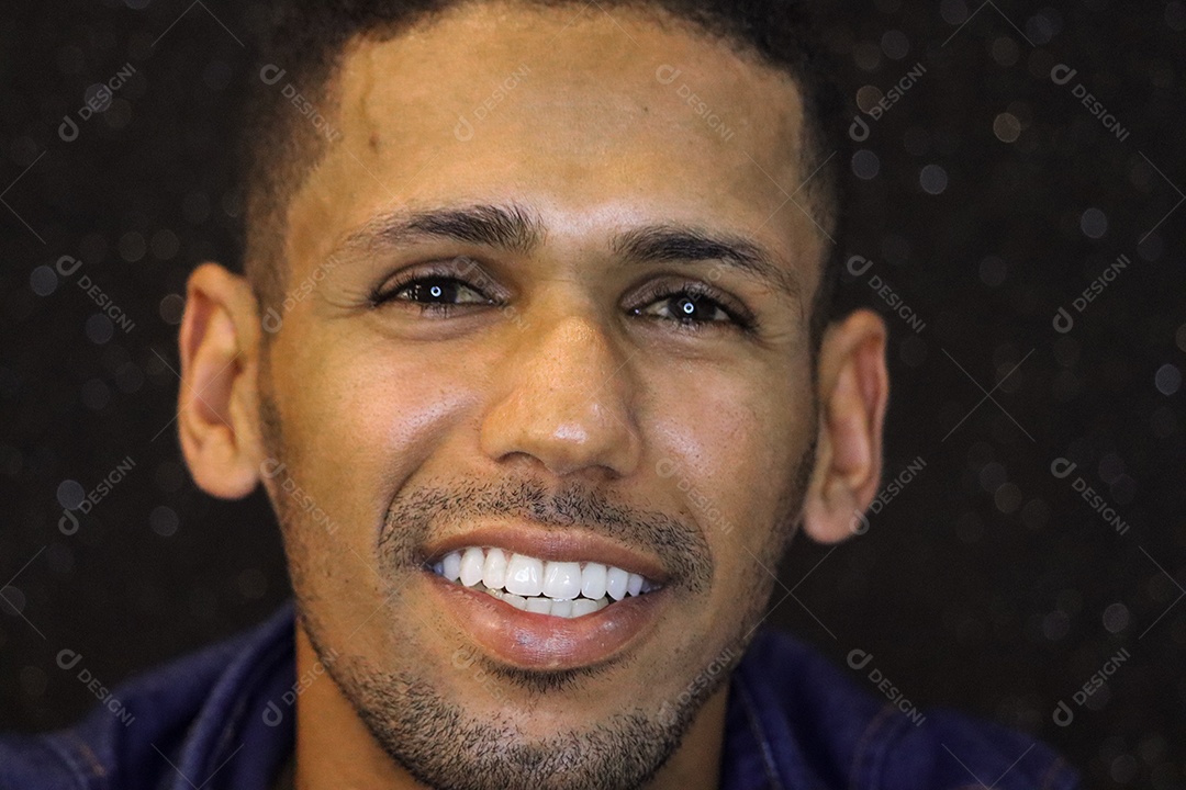 Belo homem moreno sorridente sobre fundo isolado