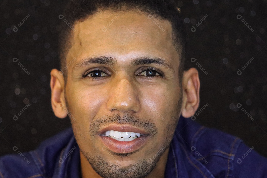 Belo homem moreno sorridente sobre fundo isolado