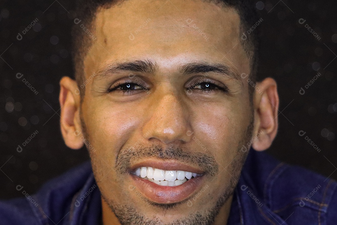 Belo homem moreno sorridente sobre fundo isolado