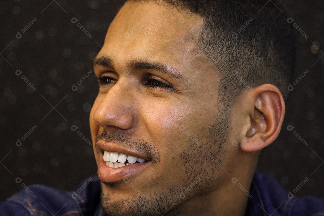 Belo homem moreno sorridente sobre fundo isolado