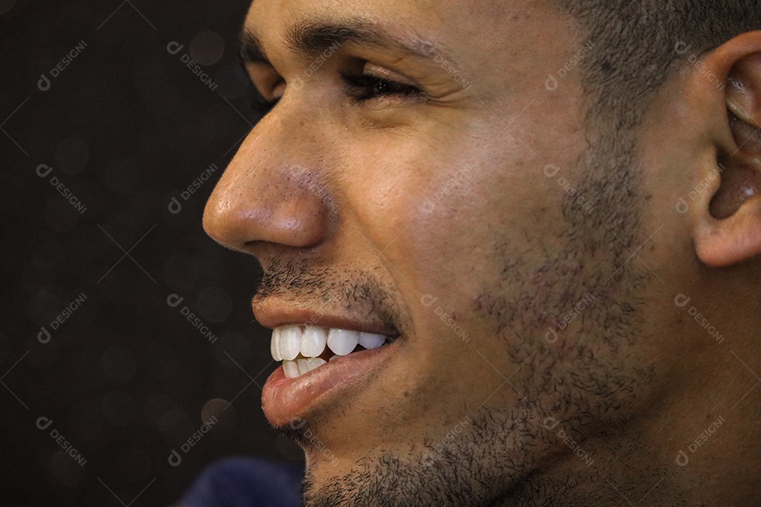 Belo homem moreno sorridente sobre fundo isolado