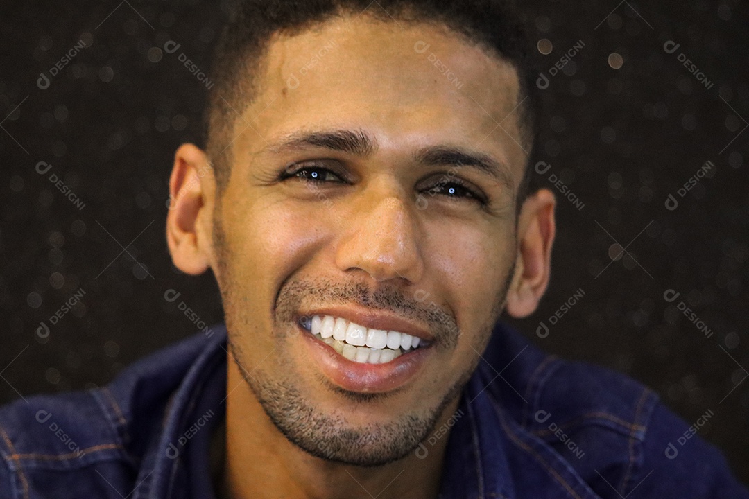 Belo homem moreno sorridente sobre fundo isolado