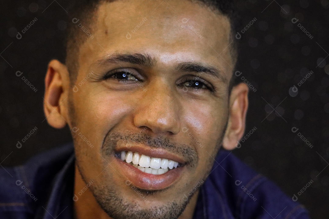 Belo homem moreno sorridente sobre fundo isolado