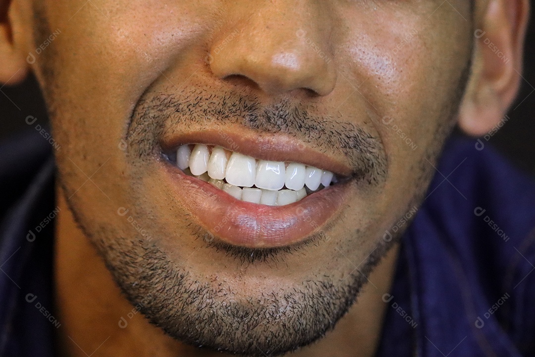 Belo homem moreno sorridente sobre fundo isolado